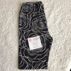 LuLaRoe OS Leggings (RARE Black Roses)